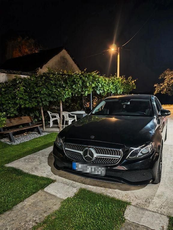 Schwarz Gebraucht 2017 Mercedes E220 Avantgarde Limousine | 21.900 € (Fairer Preis) - Bild 1/4