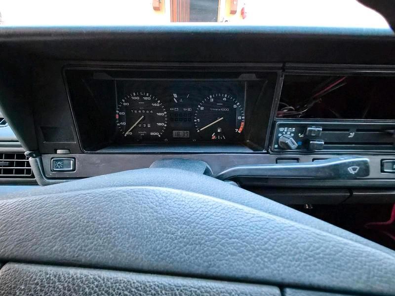 Second-hand VW Passat 72 CP (52 kW) 1987 Roșu Hatchback