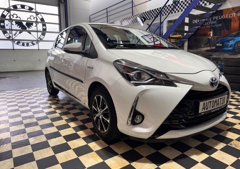 Weiß Gebraucht 2017 Toyota Yaris Hybrid Comfort Limousine | 12.290 € (Fairer Preis) - Bild 1/4