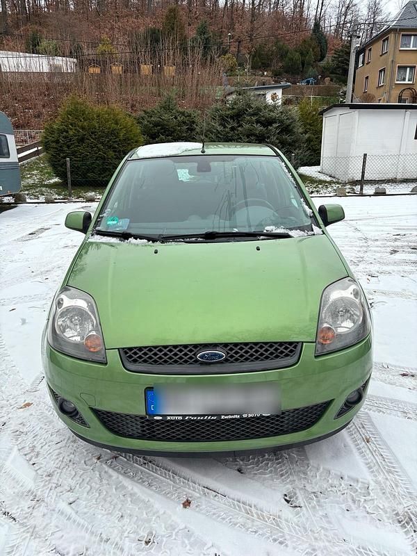 Grün Gebraucht 2007 Ford Fiesta Kleinwagen | 3.500 € - Bild 1/4