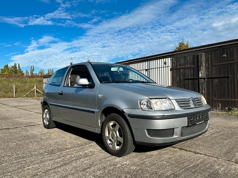 Silber Gebraucht 2000 VW Polo Kleinwagen | 400 € (Superpreis) - Bild 1/4