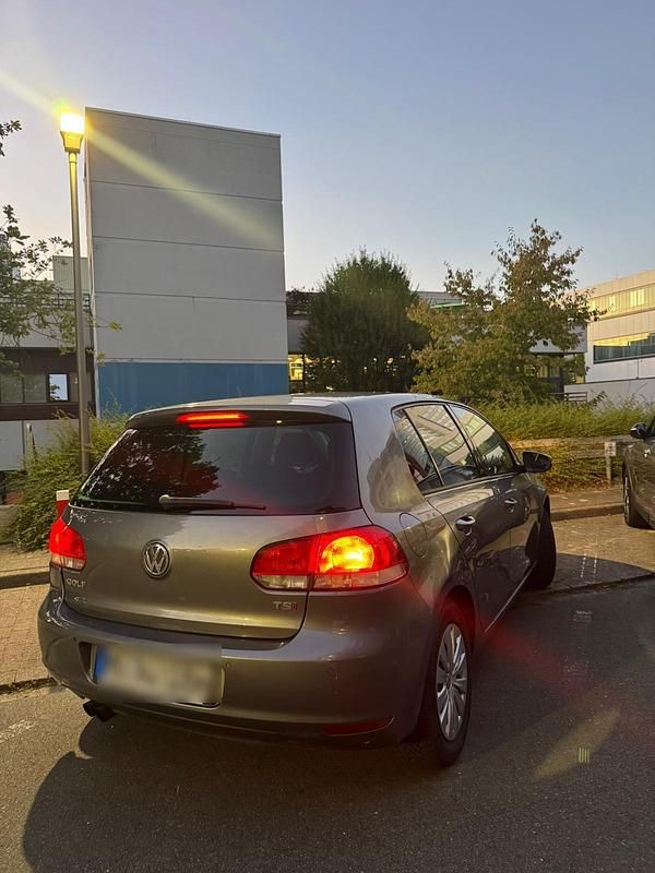 Grau Gebraucht 2010 VW Golf VI Kleinwagen | 4.900 € - Bild 1/4