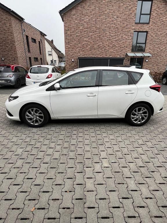 Gebraucht Toyota Auris Comfort 116 PS (85 kW) 2015 Weiß Limousine