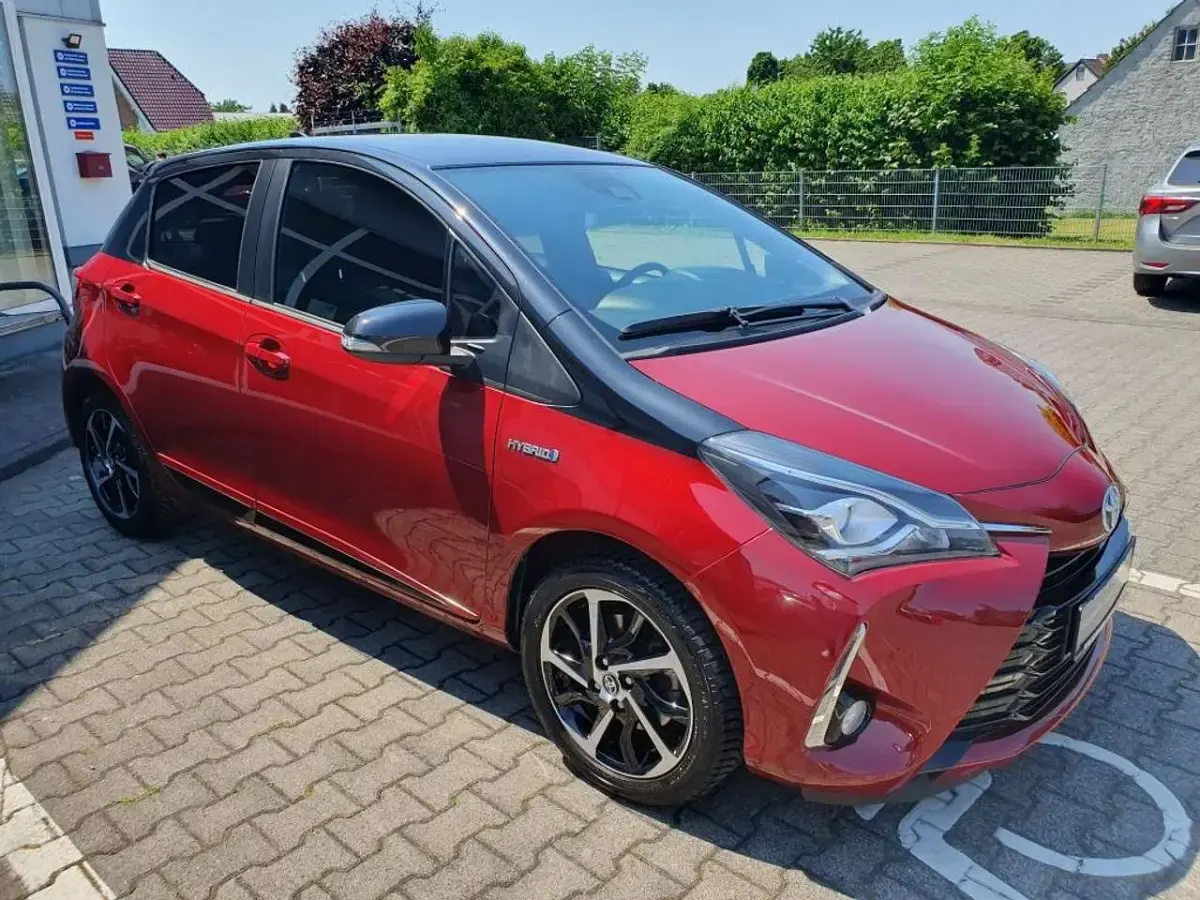 Gebraucht Toyota Yaris Hybrid Basis 101 PS (74 kW) 2019 Tokiorot perleffekt/schwarz Kleinwagen