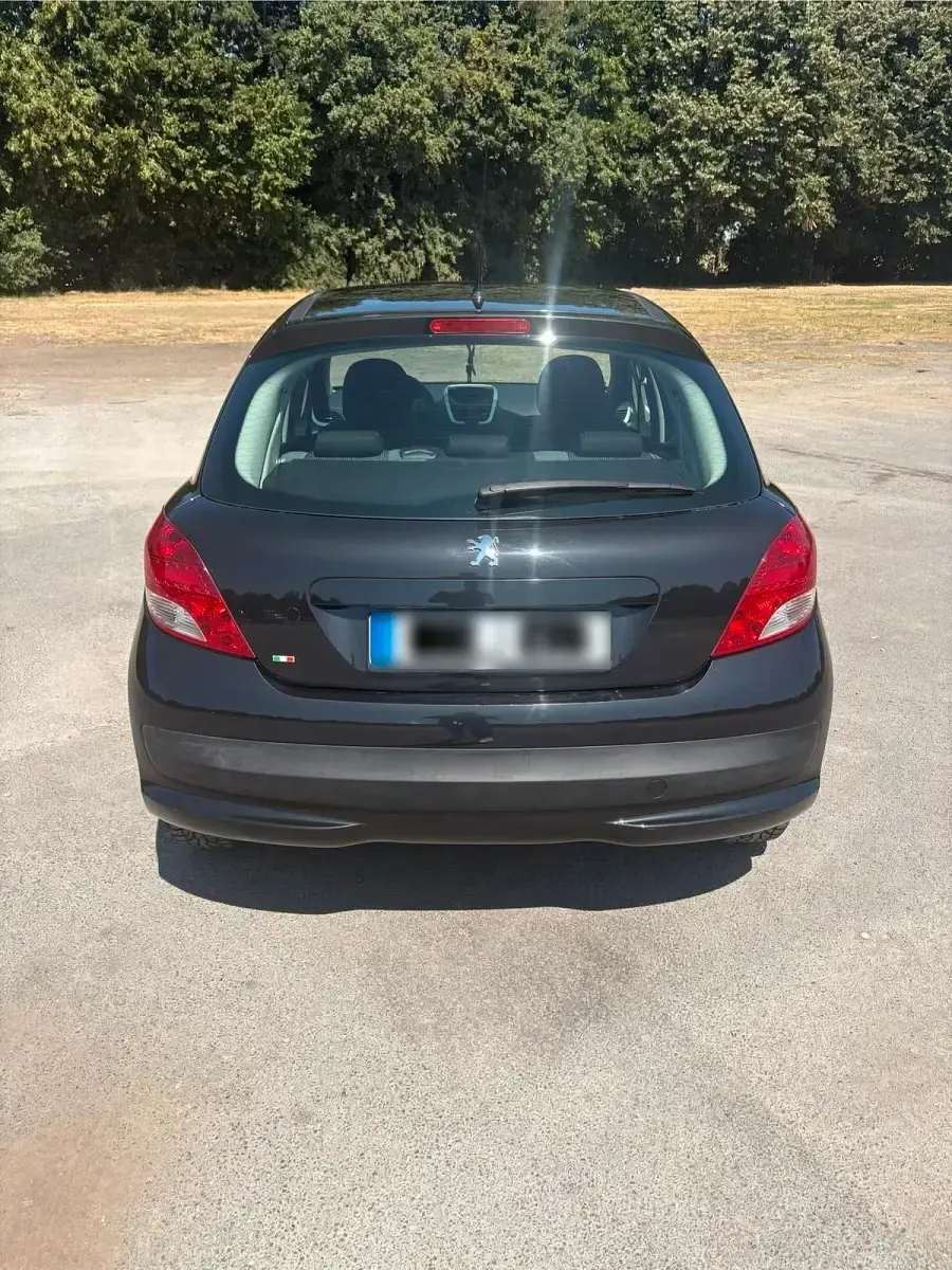 Gebraucht Peugeot 207 73 PS (53 kW) 2011 Schwarz Kleinwagen