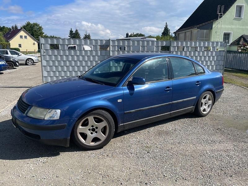 Blau Gebraucht 2000 VW Passat Limousine | 990 € (Guter Preis) - Bild 1/4
