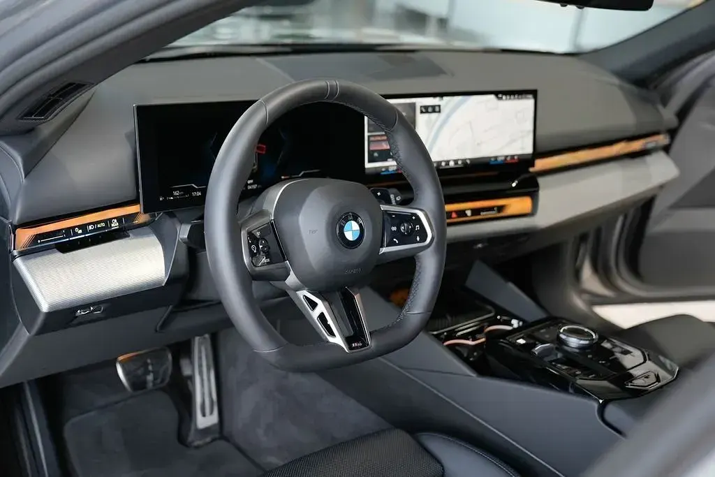 Gebraucht BMW 520 M Sport 208 PS (152 kW) 2026 Oxidgrau Kombi