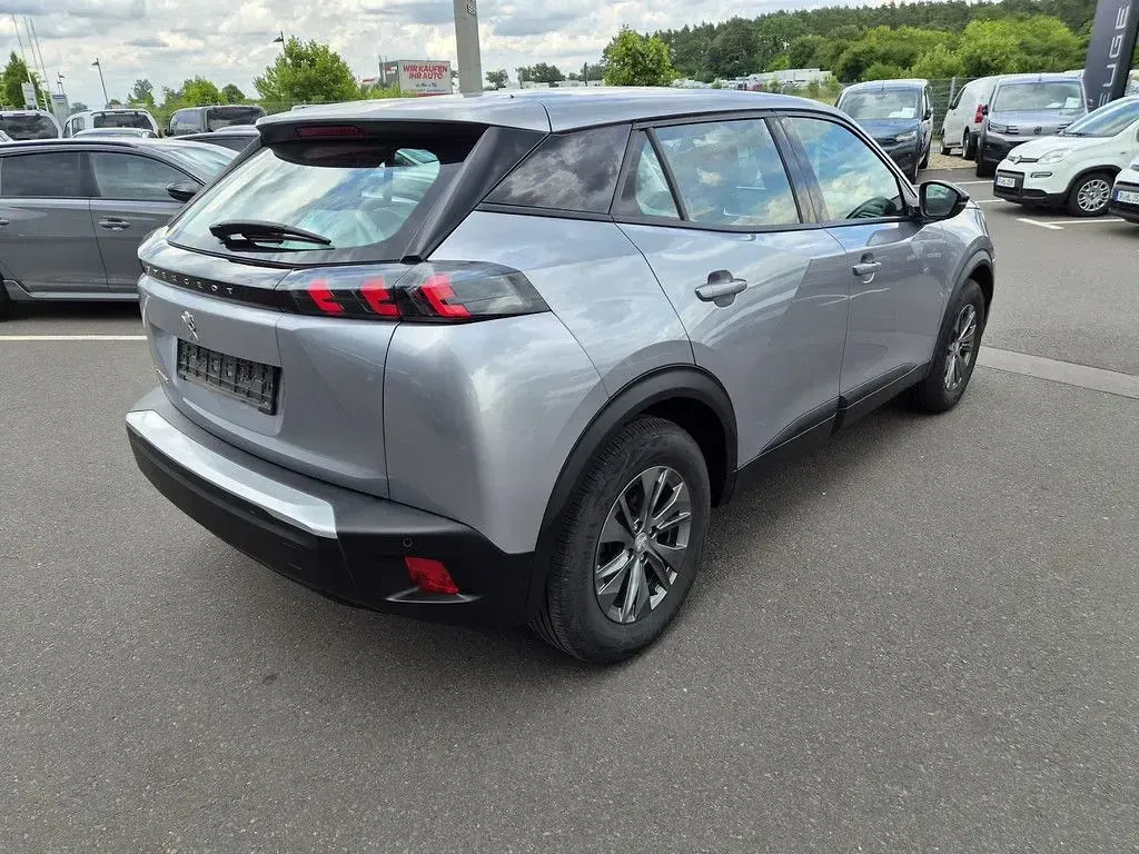 Gebraucht Peugeot e-2008 Active 100 kW (136 PS) 2022 Grau / artense grau (metallic) SUV