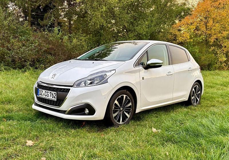 Weiß Gebraucht 2018 Peugeot 208 Kleinwagen | 11.990 € (Etwas zu teuer) - Bild 1/4