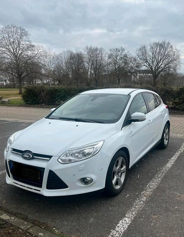 Gebraucht Ford Focus 125 PS (91 kW) 2014 Weiß Limousine