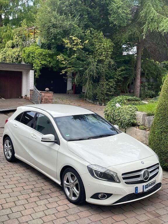Weiß Gebraucht 2014 Mercedes A180 Urban Limousine | 13.499 € (Guter Preis) - Bild 1/4