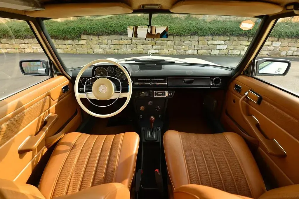 Gebraucht Mercedes W114 95 PS (69 kW) 1976 Beige Limousine