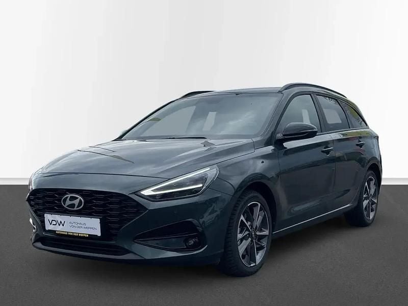 Grün Gebraucht 2024 Hyundai i30 Advantage Kombi | 22.949 € (Fairer Preis) - Bild 1/4