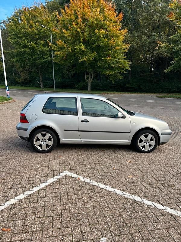 Silber Gebraucht 2000 VW Golf IV Edition Limousine | 1.500 € (Guter Preis) - Bild 1/4