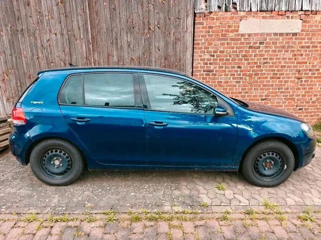 Gebraucht VW Golf VI 105 PS (77 kW) 2011 Blau Kleinwagen