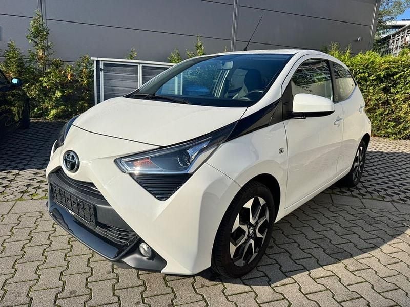 Weiß Gebraucht 2021 Toyota Aygo X-play Kleinwagen | 8.599 € (Guter Preis) - Bild 1/4