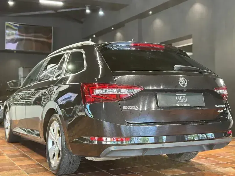 Gebraucht Skoda Superb LAURIN & KLEMENT 190 PS (139 kW) 2019 Schwarz Kombi