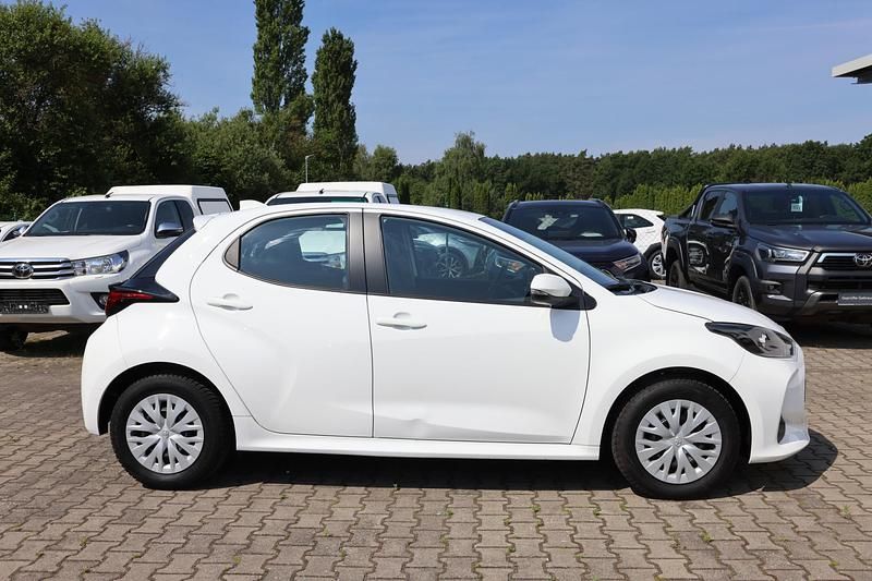 Gebraucht Toyota Yaris Basis 72 PS (52 kW) 2022 Weiß Limousine