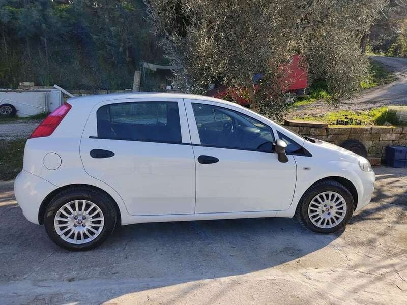 Weiß Gebraucht 2018 Fiat Punto Street Kleinwagen | 7.950 € (Teuer) - Bild 1/4