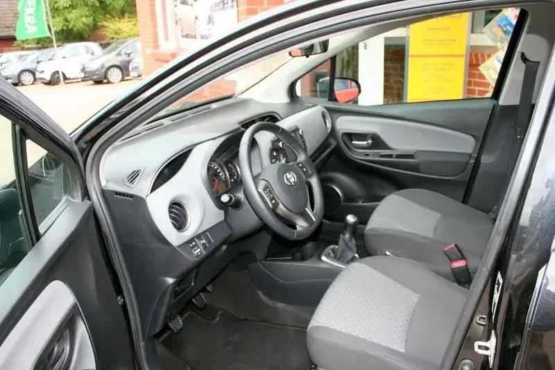 Gebraucht Toyota Yaris Comfort 69 PS (50 kW) 2015 Schwarz Kleinwagen