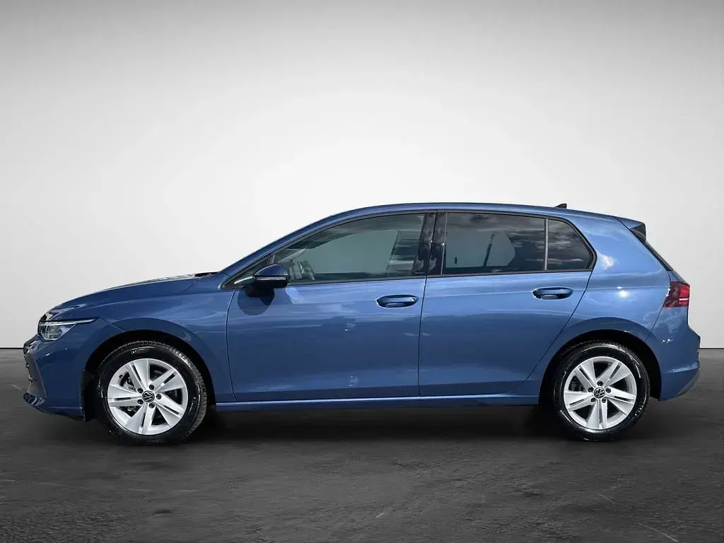 Gebraucht VW Golf VIII Life 150 PS (110 kW) 2025 Blau (anemonenblau metallic) Limousine