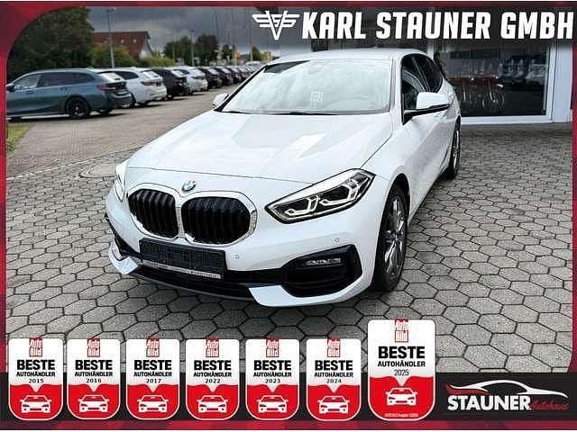 Alpinweiss iii Gebraucht 2023 BMW 120 Sport Line Kleinwagen | 26.980 € (Fairer Preis) - Bild 1/2