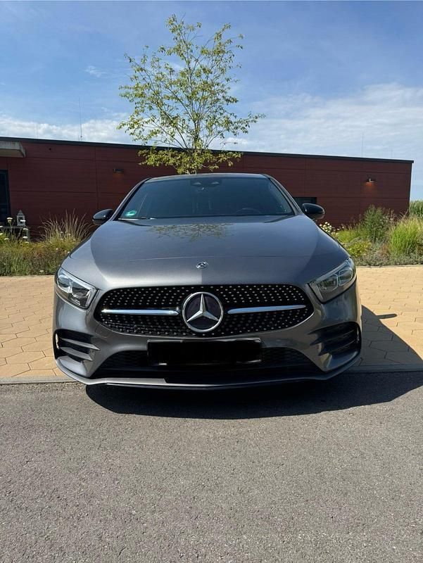 Grau Gebraucht 2018 Mercedes A200 AMG line Limousine | 21.950 € (Fairer Preis) - Bild 1/4