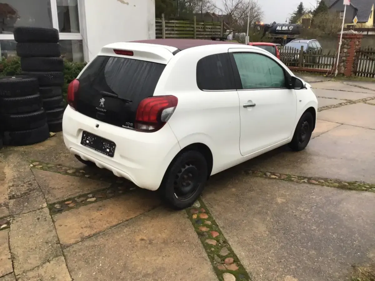 Gebraucht Peugeot 108 Allure 82 PS (60 kW) 2014 Zu lackieren weiss 068 Kleinwagen