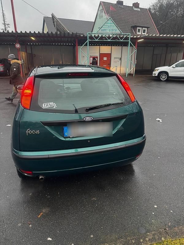 Grün Gebraucht 2002 Ford Focus Kleinwagen | 1.800 € - Bild 1/3