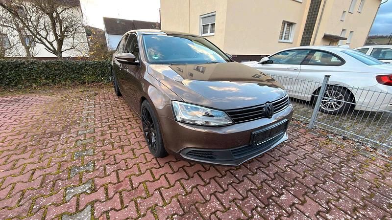 Braun Gebraucht 2011 VW Jetta Limousine | 5.990 € (Fairer Preis) - Bild 1/4