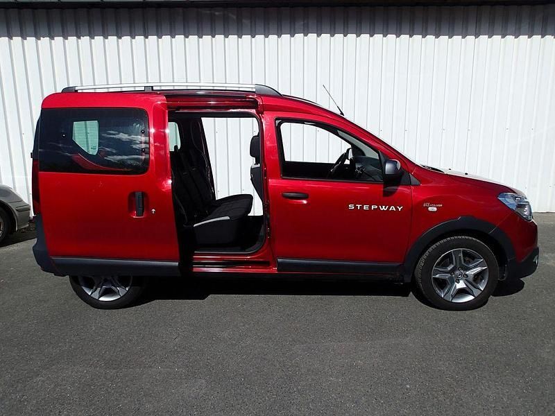 Gebraucht Dacia Dokker Stepway 131 PS (96 kW) 2021 Rot Van / Kleinbus