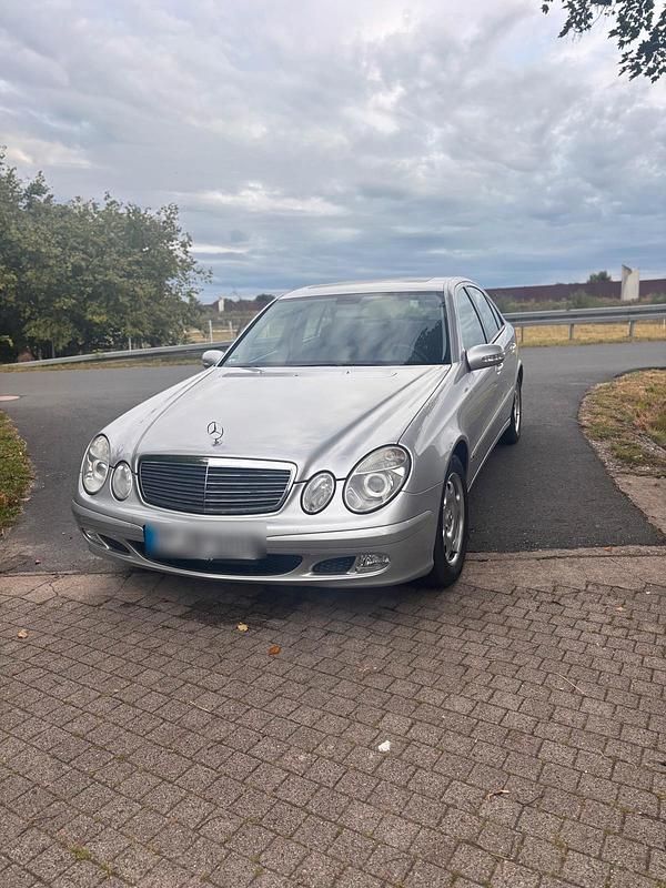 Grau Gebraucht 2003 Mercedes E200 Limousine | 6.250 € (Fairer Preis) - Bild 1/4