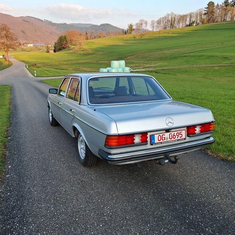 Gebraucht Mercedes 200 109 PS (80 kW) 1982 Silber Limousine