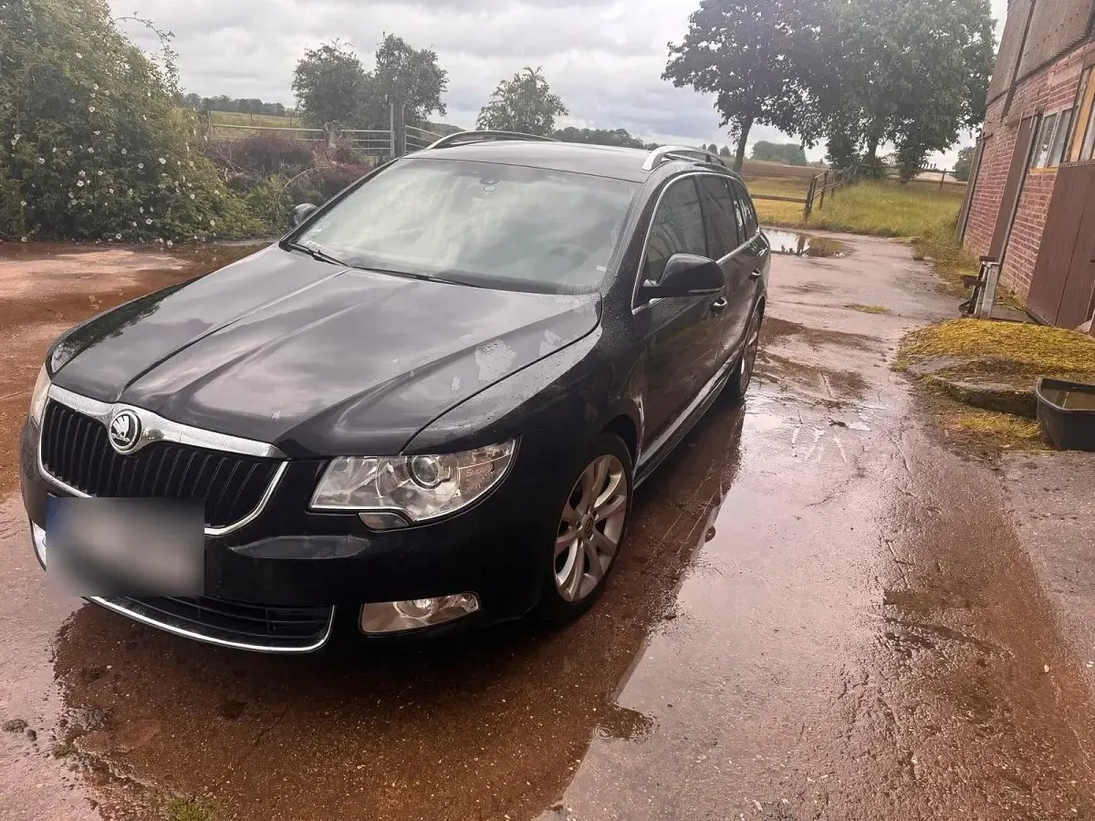 Używany Skoda Superb 105 KM (77 kW) 2012 Czarny Kombi