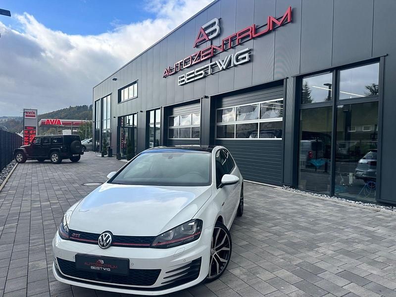 Weiß Gebraucht 2015 VW Golf VII Sport Limousine | 19.995 € (Teuer) - Bild 1/3