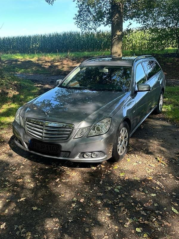 Grau Gebraucht 2010 Mercedes E200 Kombi | 6.200 € (Superpreis) - Bild 1/4