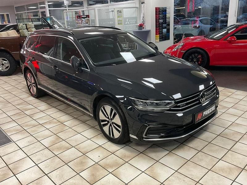 Gebraucht VW Passat GTE 156 PS (114 kW) 2021 Uranograu/cinza urano Kombi
