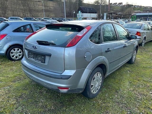 Gebraucht Ford Focus Trend 101 PS (74 kW) 2005 Silber Limousine