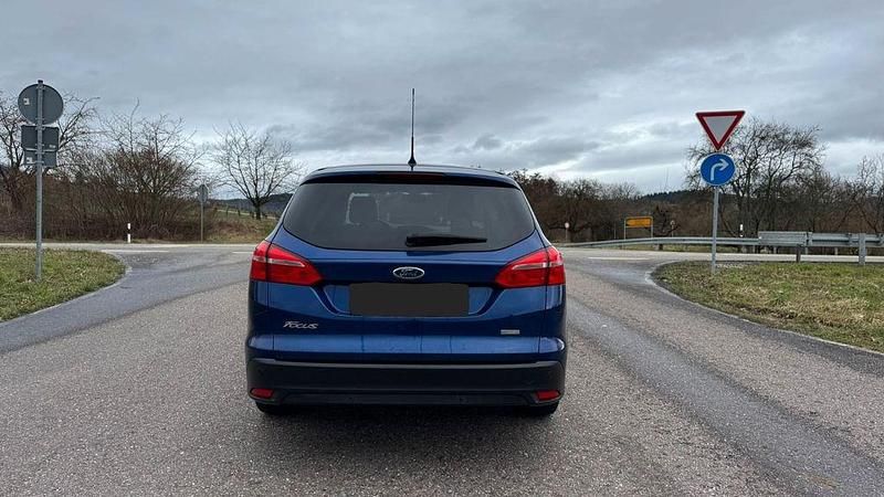 Gebraucht Ford Focus 122 PS (89 kW) 2015 Blau Limousine