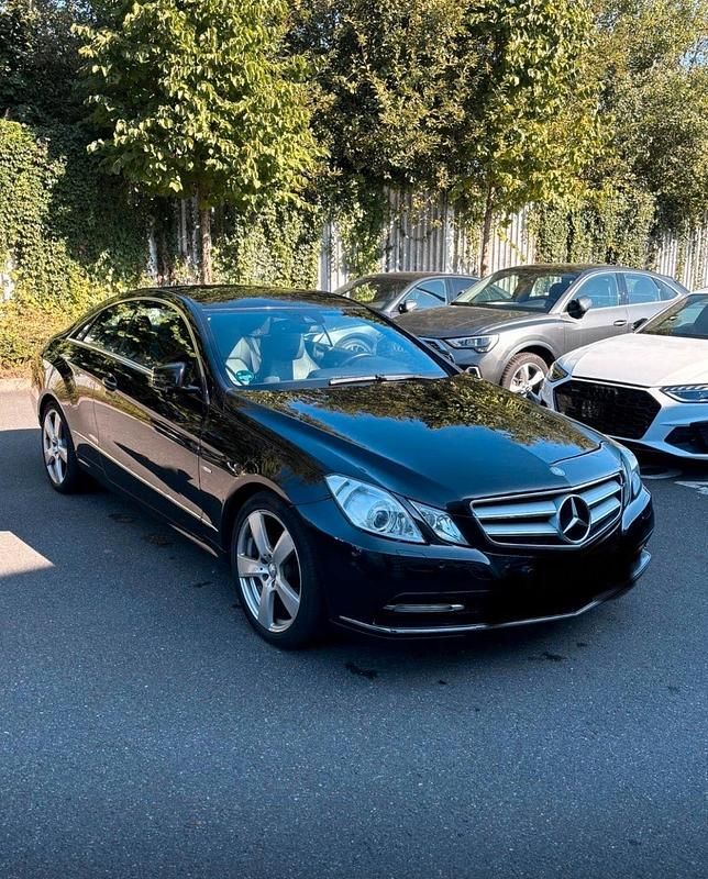 Schwarz Gebraucht 2012 Mercedes E250 Coupé | 11.300 € (Fairer Preis) - Bild 1/4