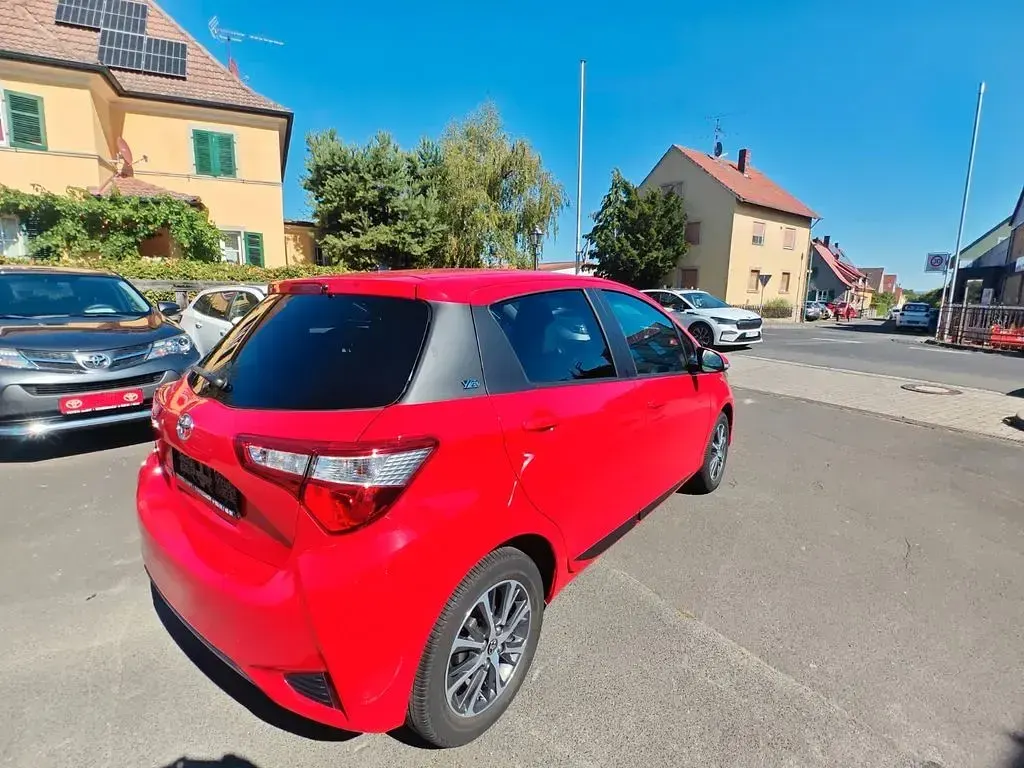 Gebraucht Toyota Yaris Club 111 PS (81 kW) 2019 Rot Limousine
