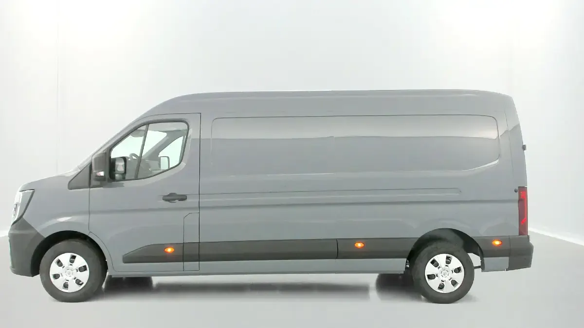 Gebraucht Nissan Interstar Tekna 150 PS (110 kW) 2024 (gris urban) Van