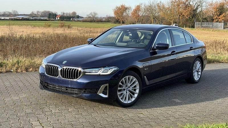 Blau Gebraucht 2022 BMW 530e Luxury Line Limousine | 28.200 € (Superpreis) - Bild 1/4
