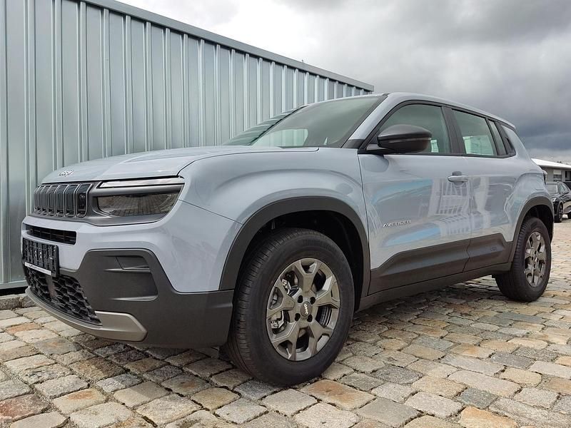 Grau metallic Neu 2025 Jeep Avenger Longitude SUV | 24.579 € (Superpreis) - Bild 1/4