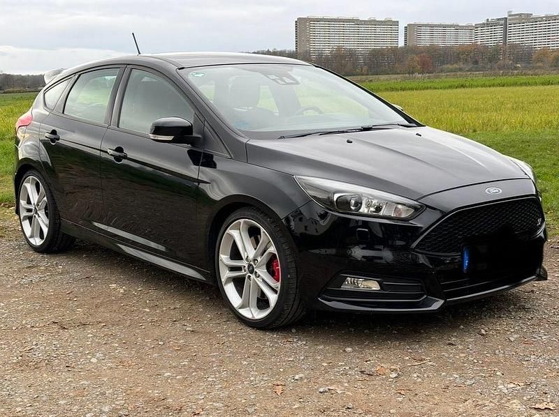 Schwarz Gebraucht 2017 Ford Focus ST Limousine | 8.880 € (Guter Preis) - Bild 1/4