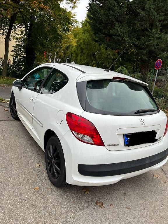 Weiß Gebraucht 2010 Peugeot 207 Limousine | 800 € (Superpreis) - Bild 1/4