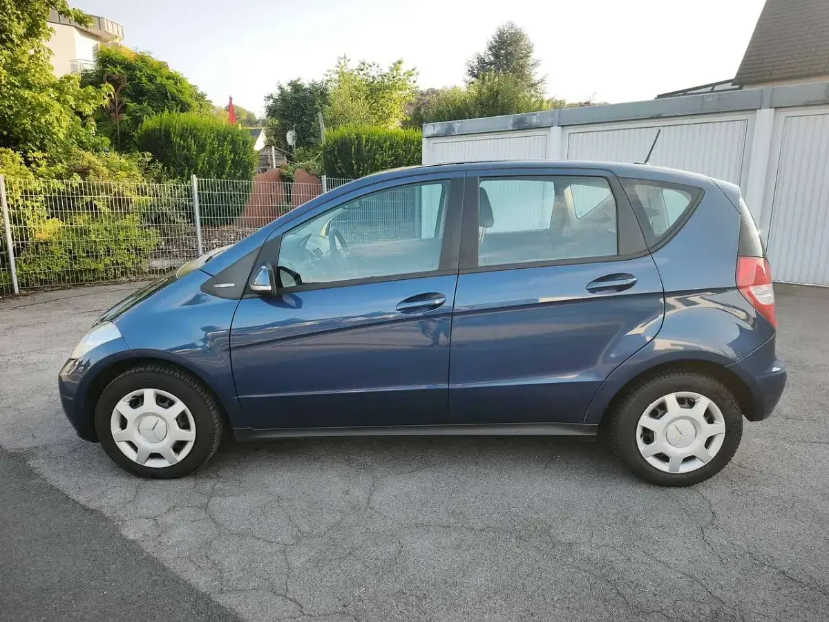 Gebraucht Mercedes A180 116 PS (85 kW) 2012 Blau Kleinwagen