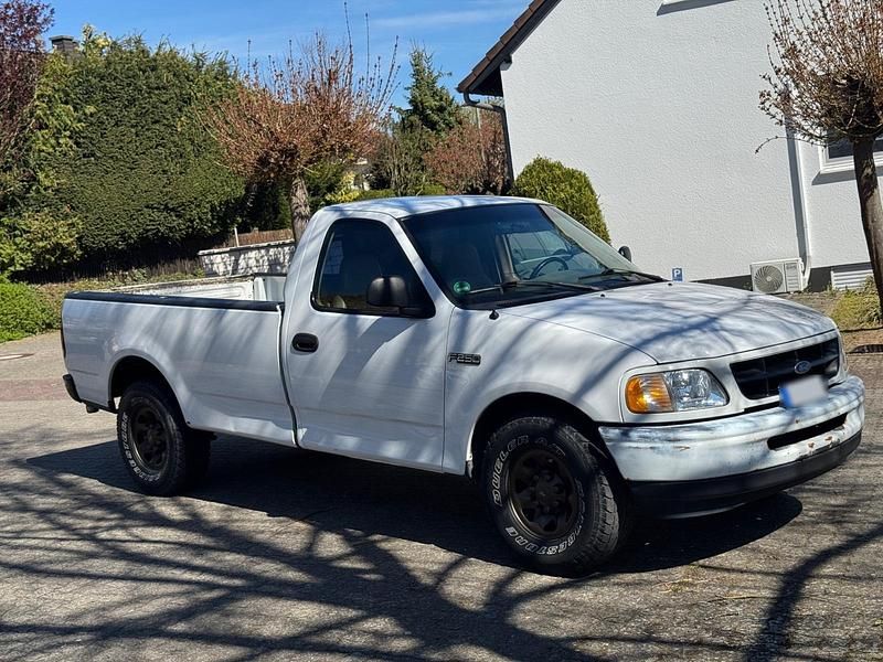 Używany Ford V8 193 KM (141 kW) 1997 Biały SUV