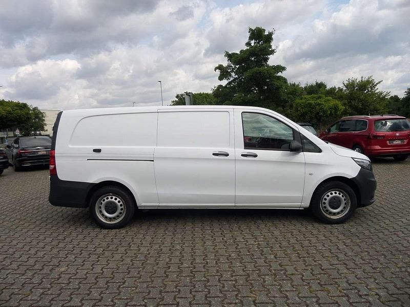 Arktikweiss Gebraucht 2020 Mercedes Vito Van / Kleinbus | 19.990 € - Bild 1/4