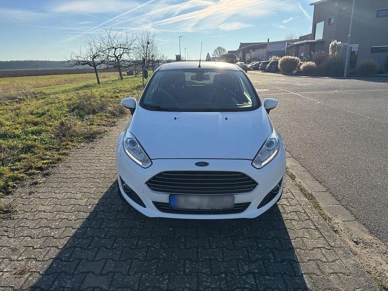 Gebraucht Ford Fiesta Titanium 101 PS (74 kW) 2015 Weiß Kleinwagen